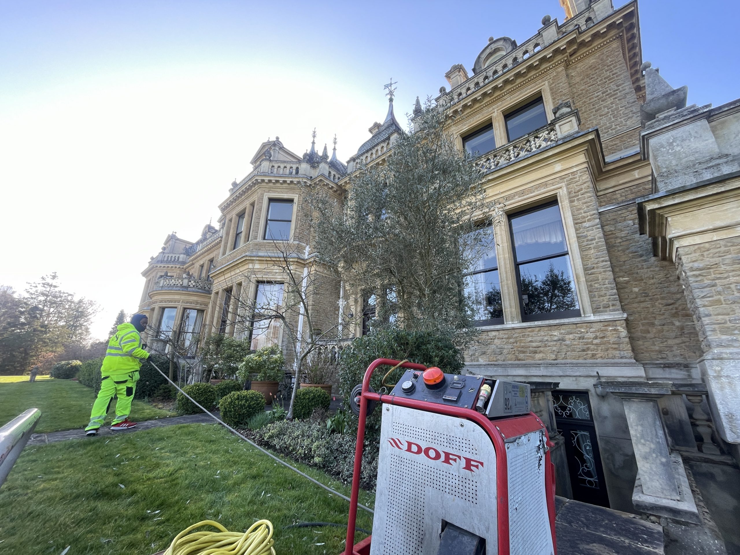 Facade cleaning for commercial facades and listed buildings